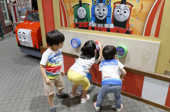 トーマスたちの不思議なのぞき穴・・・?